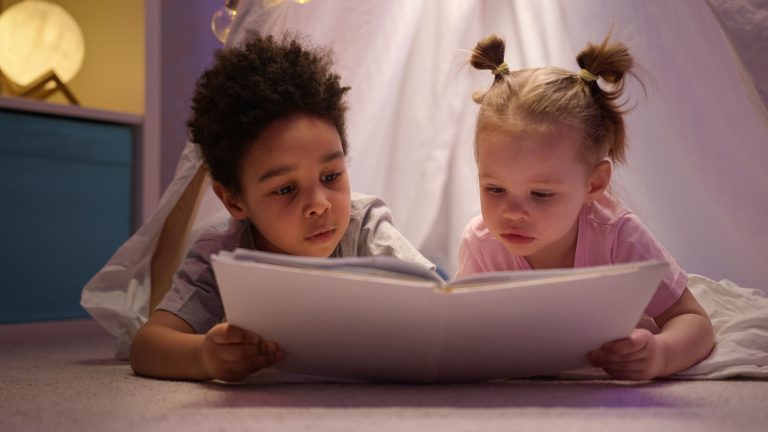 Multi,ethnic,kids,caucasian,girl,and,african,american,boy,reading